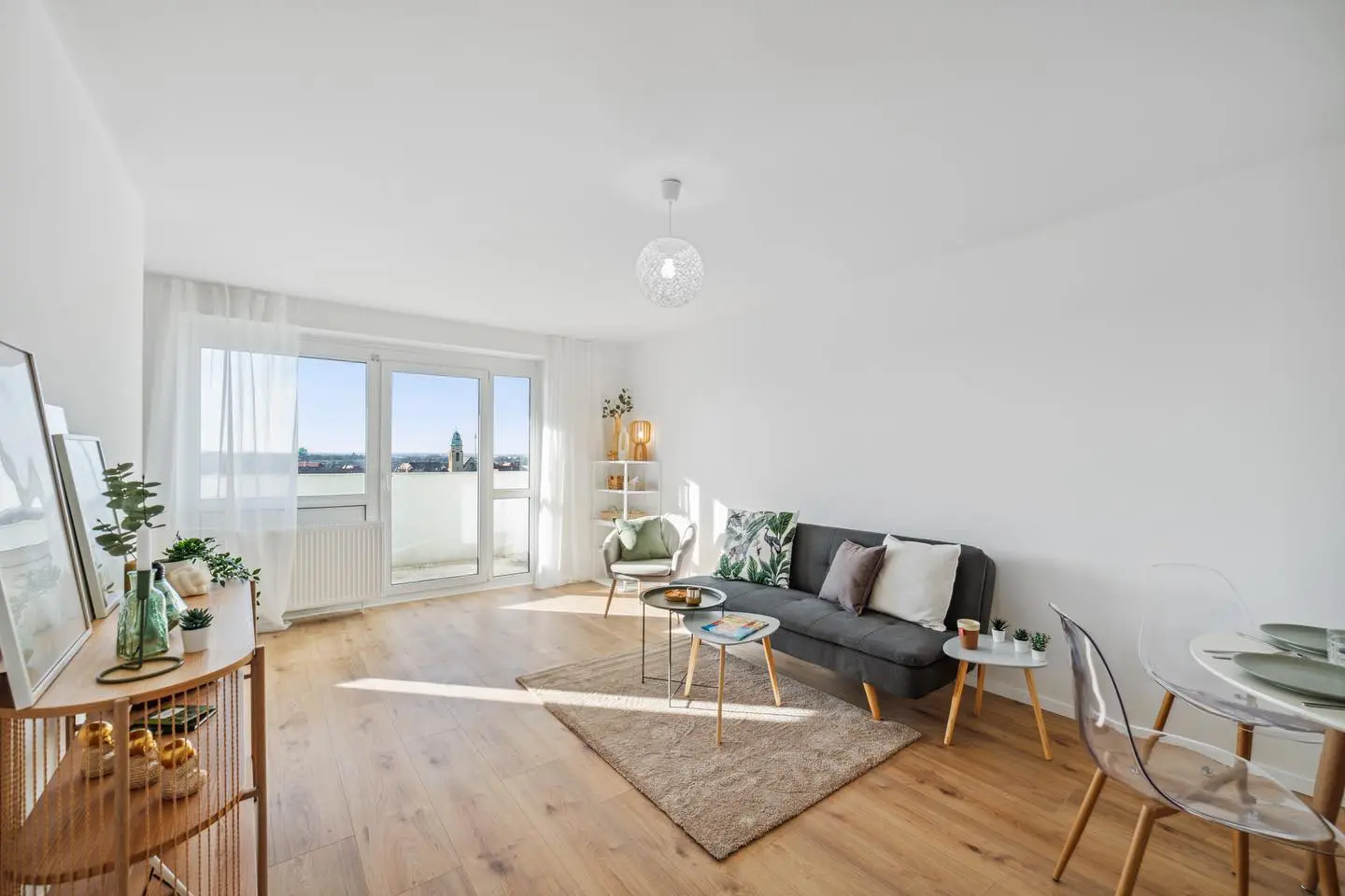 Modernes, saniertes Wohnzimmer mit Balkonblick